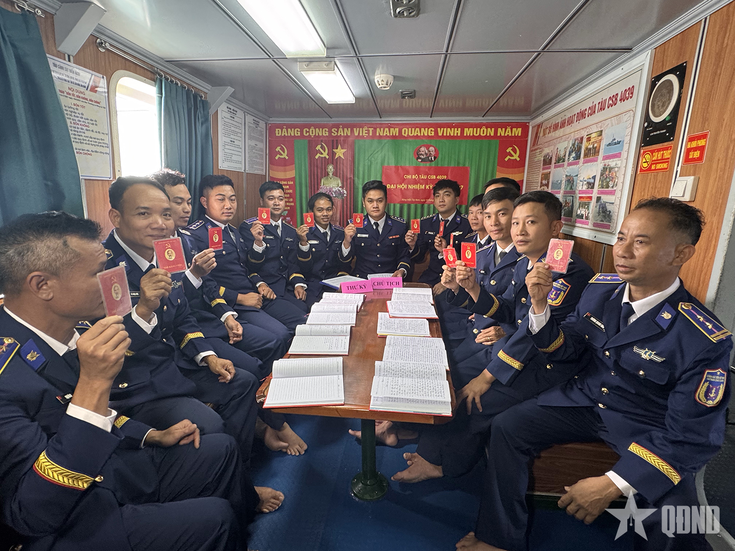 Đại hội giữa trùng khơi